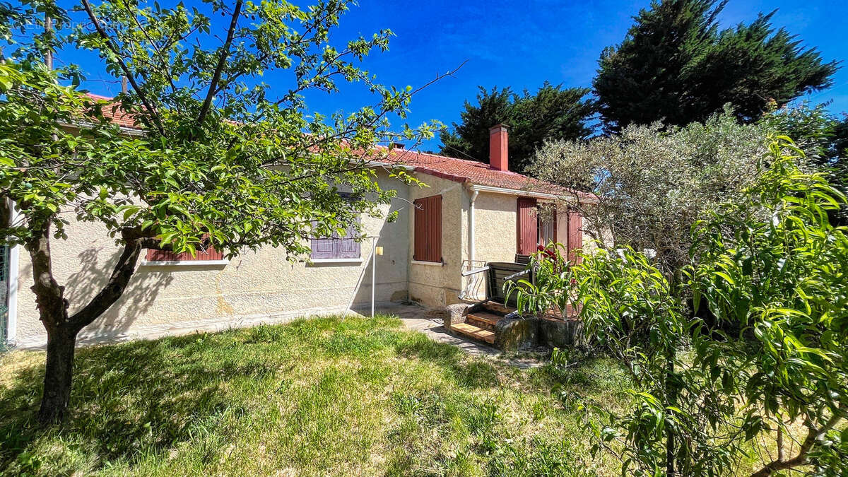 Maison à ENTRAIGUES-SUR-LA-SORGUE