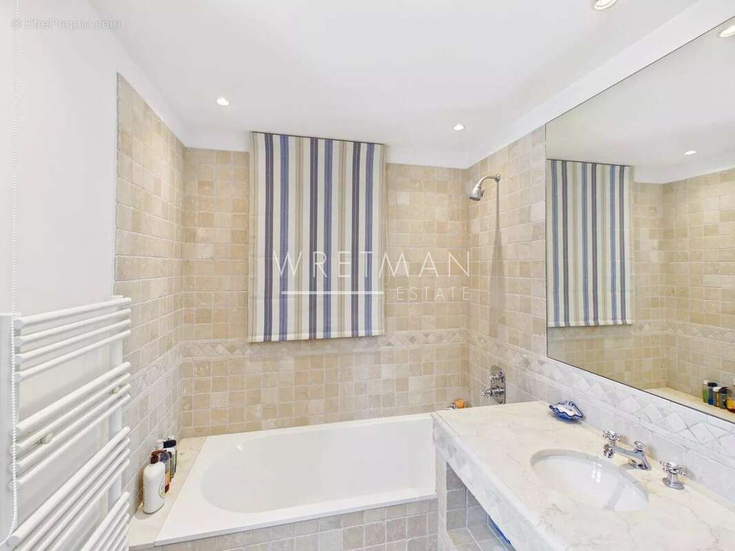 Maison à CHATEAUNEUF-GRASSE