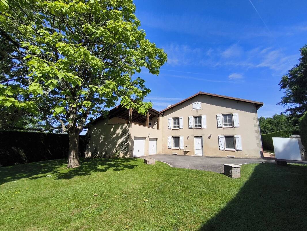 Maison à CHAILLAC-SUR-VIENNE