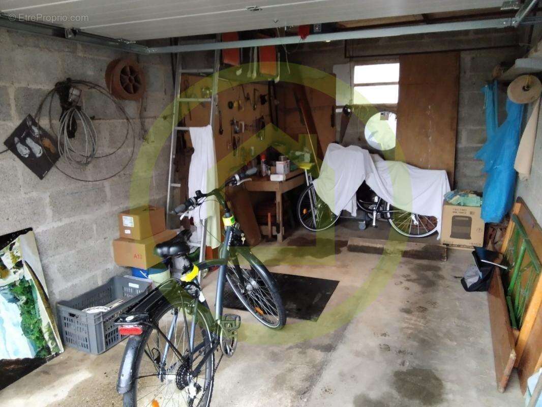 Parking à LE PLESSIER-SUR-SAINT-JUST