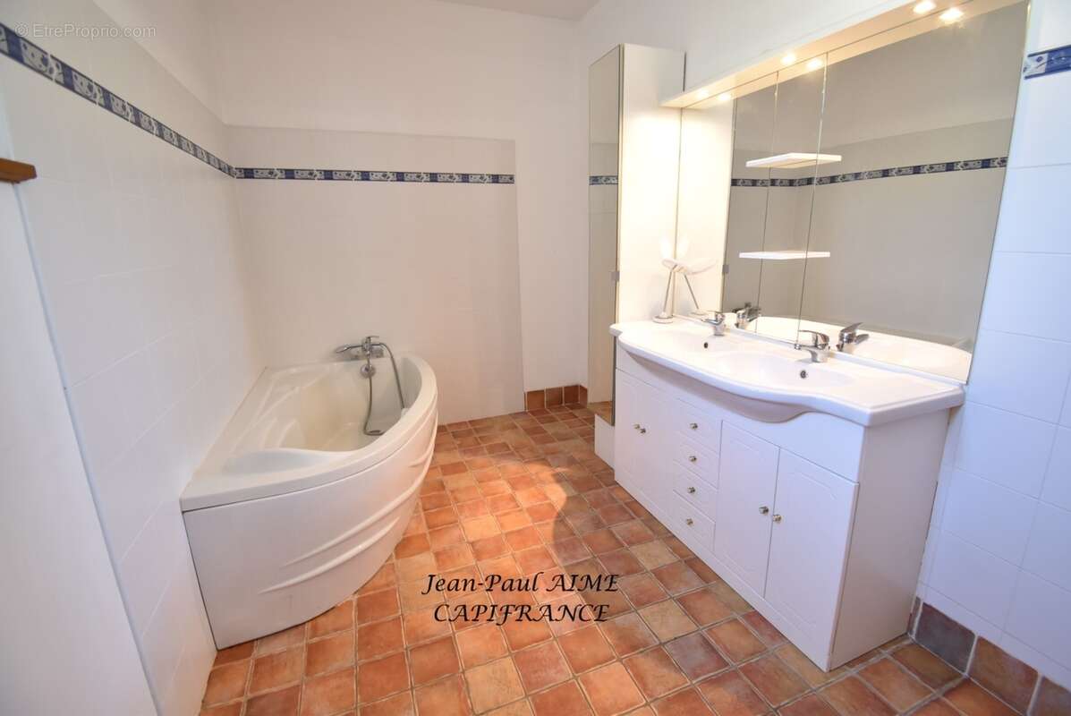 PONT SAINT ESPRIT (30) - Maison en pierre d'une surface de 308m2 à vendre - photo 8