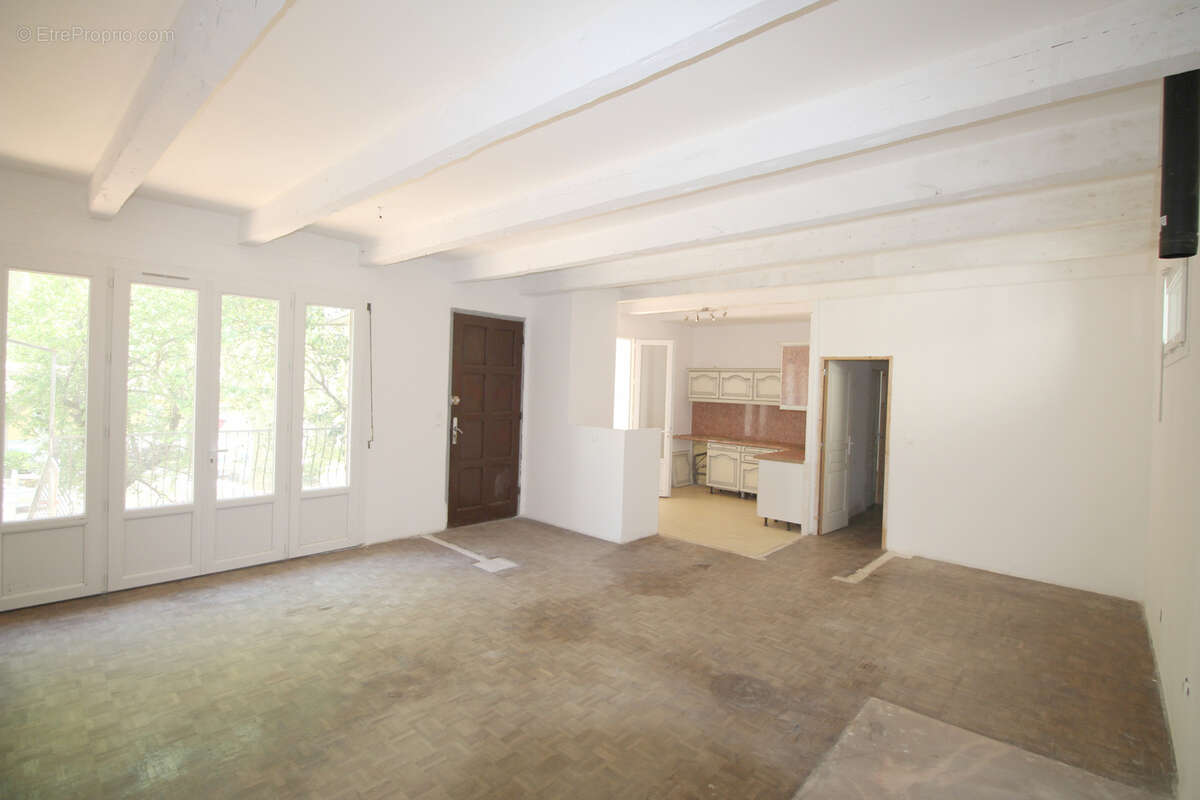 Appartement à MEOUNES-LES-MONTRIEUX