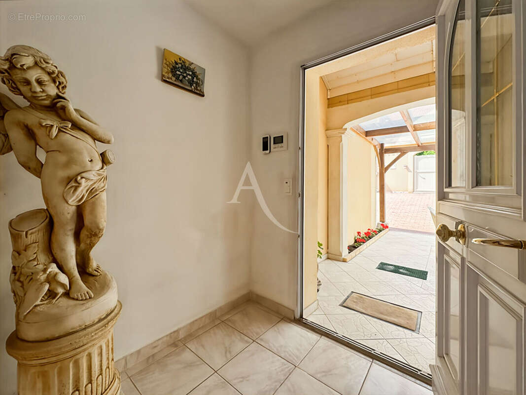 Maison individuelle avec double garage et dependance - photo 4