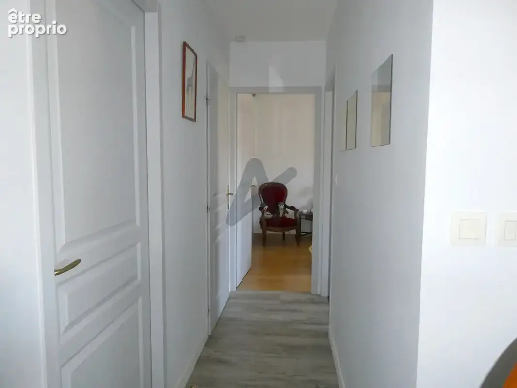 Très bel appartement dernier étage avec balcon, vue dominte et garage. - photo 14