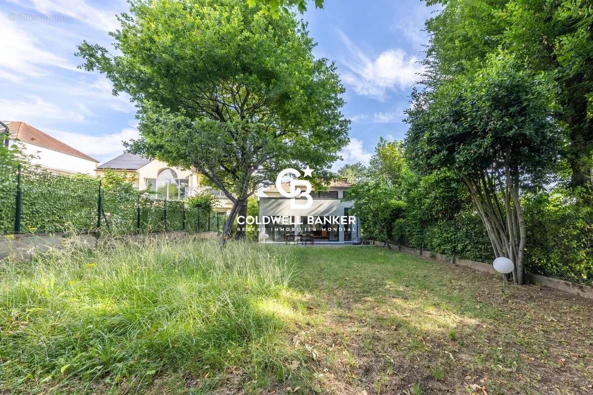 Maison à MARNES-LA-COQUETTE