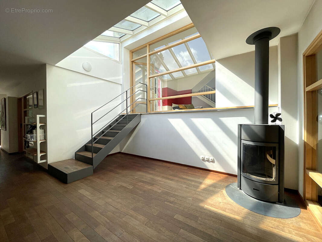 Maison familiale et contemporaine sur 11 ares de terrain à Woippy, garage. - photo 7