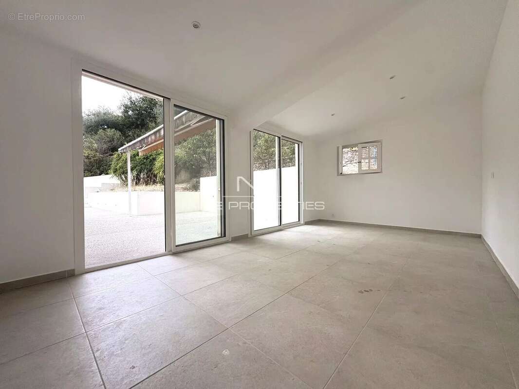 Roquebrune Cap Martin, Villa rénovée avec piscine et vue mer, dans cadre privilégié - photo 10