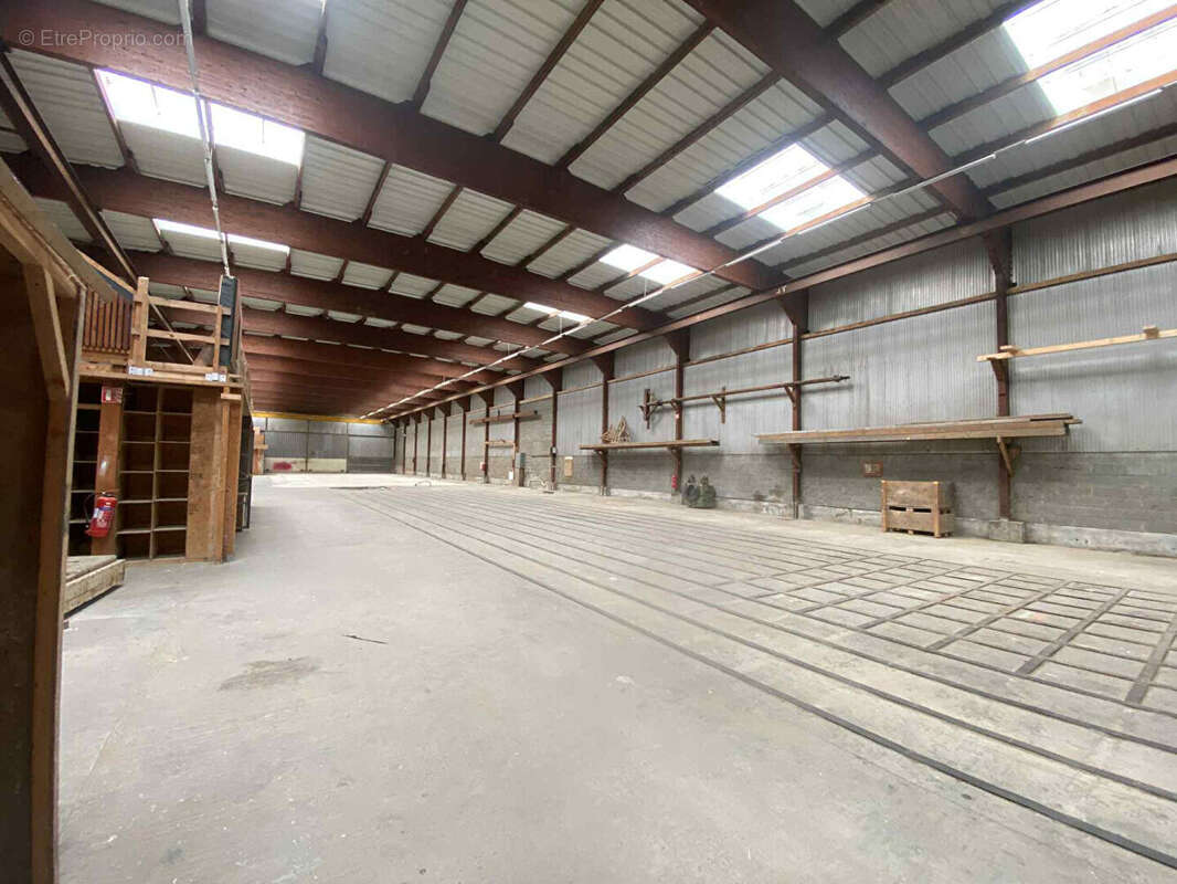 Commerce à LOUVIGNE-DU-DESERT