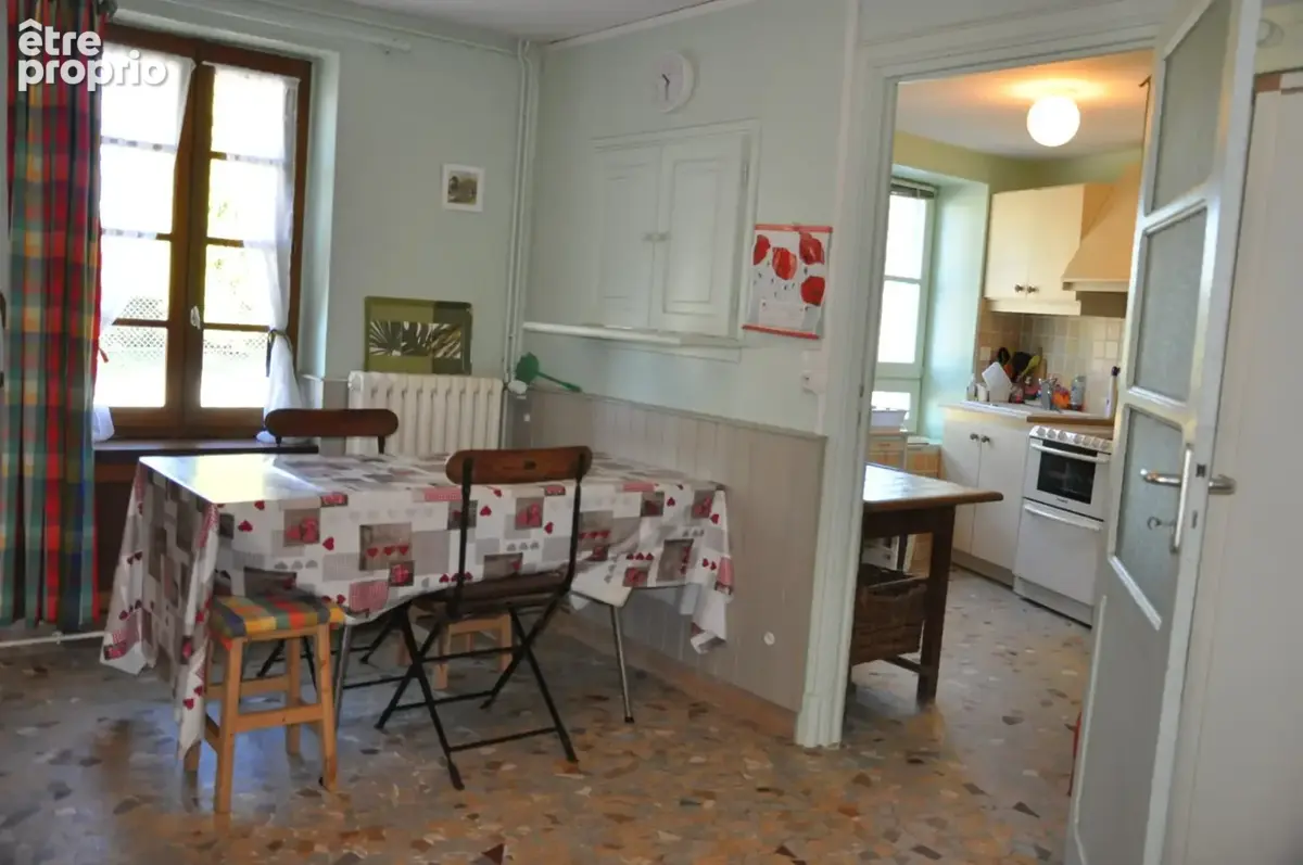 Belle maison de village, avec 2 chambres et terrain constructible de 2026 m2 - photo 4