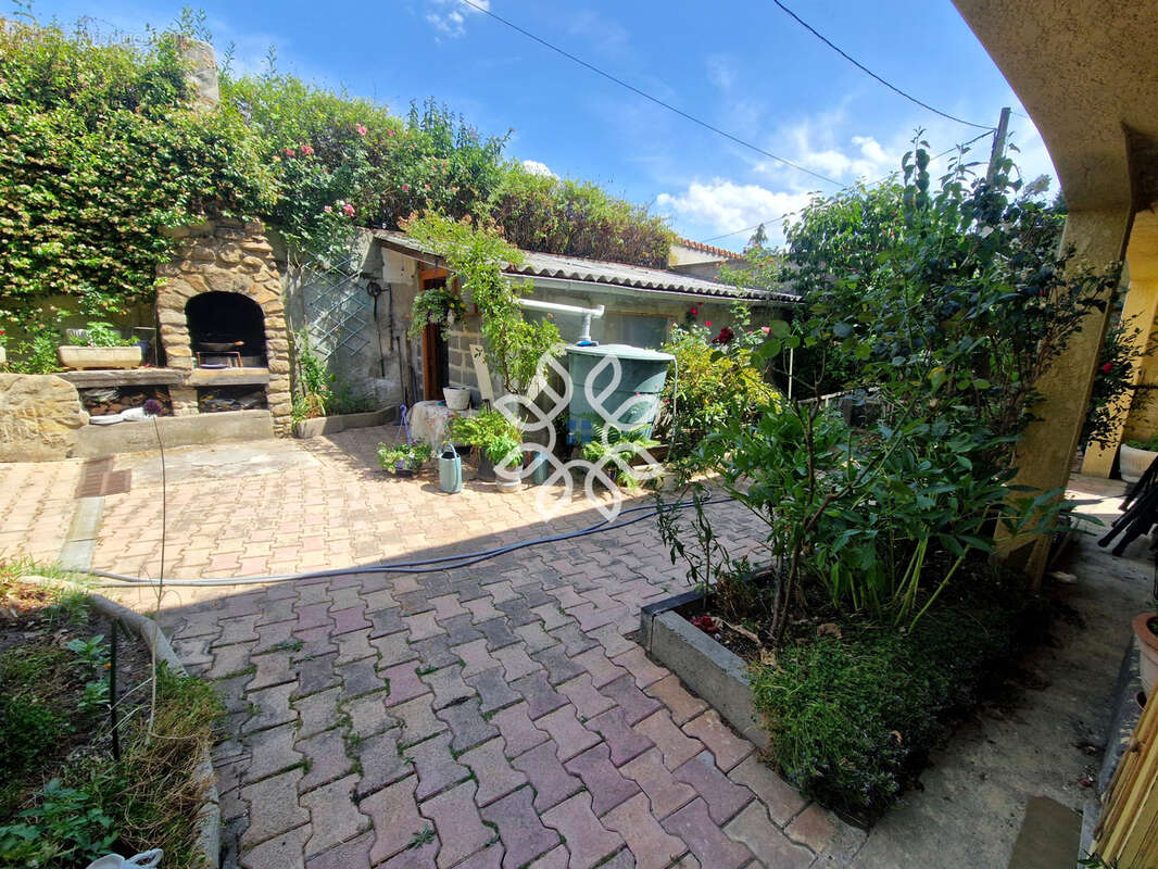 Maison avec terrain clos à Saint-Yvoine - photo 2