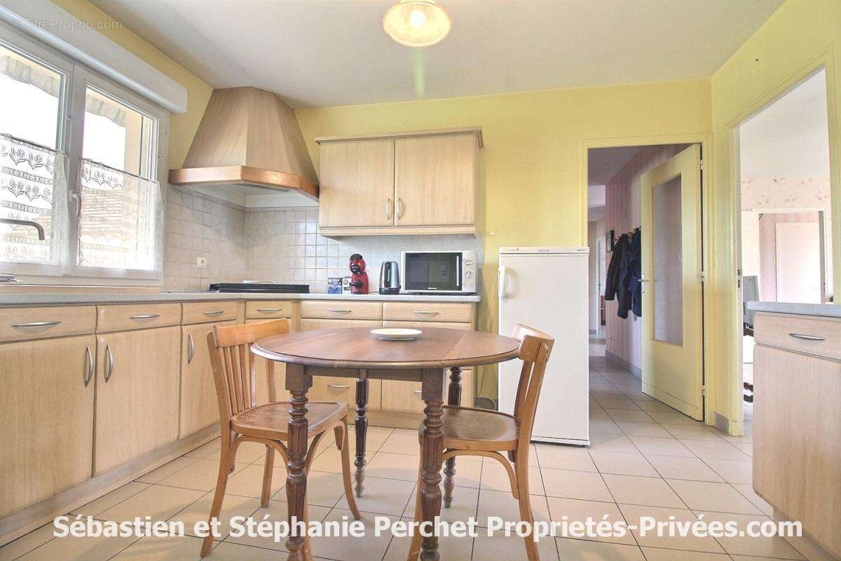 Maison de plain-pied 2006 - 3 chambres - grenier aménageable- Terrain clos et arboré de 1013 m2 - Garage 32 m² - photo 4