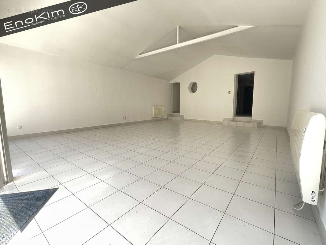 Ensemble immobilier avec maison d'habitation et local commercial - Fort potentiel. - photo 3
