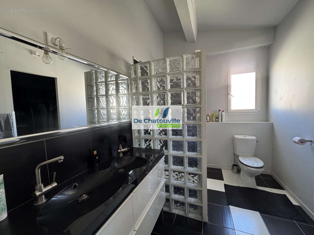 PIERREFEU  DU VAR - Maison de ville  5 pièces avec terrasse de 50m2 - photo 9