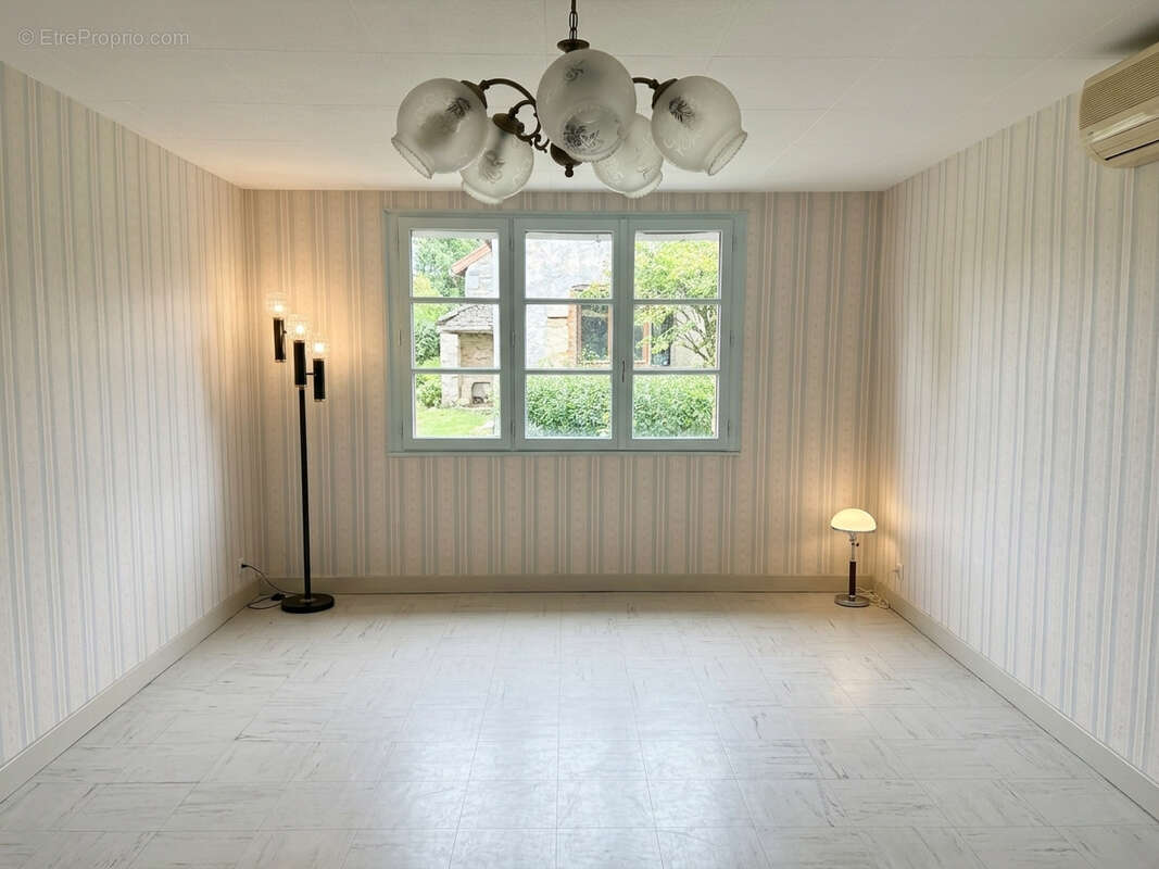 Exclusivité,   CANGEY   À proximité d’Amboise   Maison à rénover avec jardin, dépendance et beau potentiel - photo 3