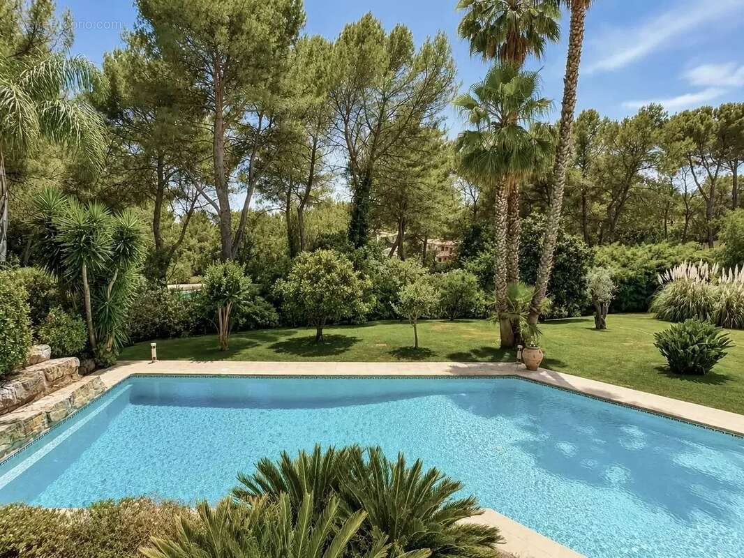 A vendre à  Mougins belle Propriété de 430 m² sur un Terrain de 5 500 m2 - photo 2