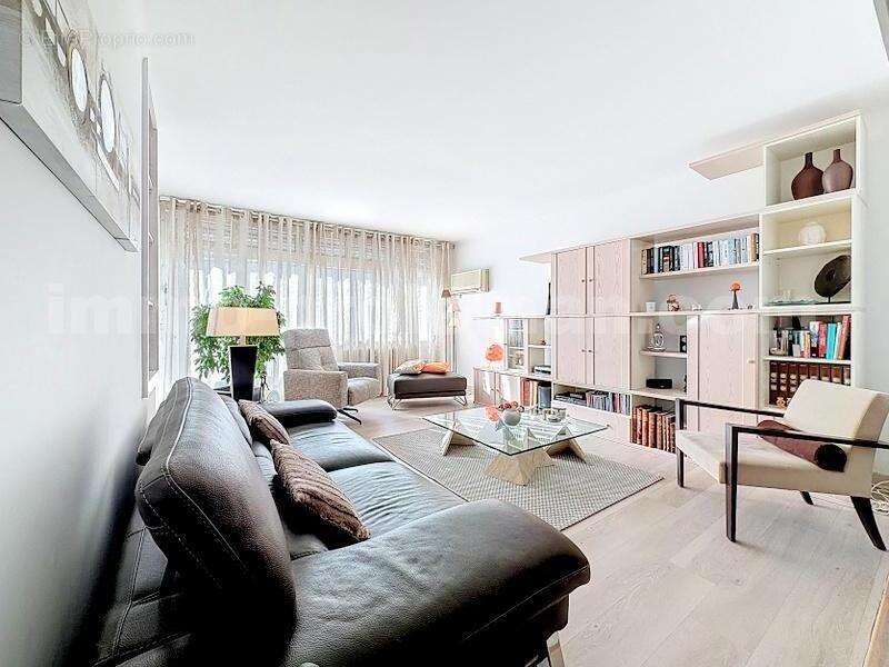 Appartement_T4_Annemasse_transformé_en_T3_Proche_Genève_Ceva_tram_Suisse_investissement_hyper_centre_Séjour_ - Appartement à ANNEMASSE