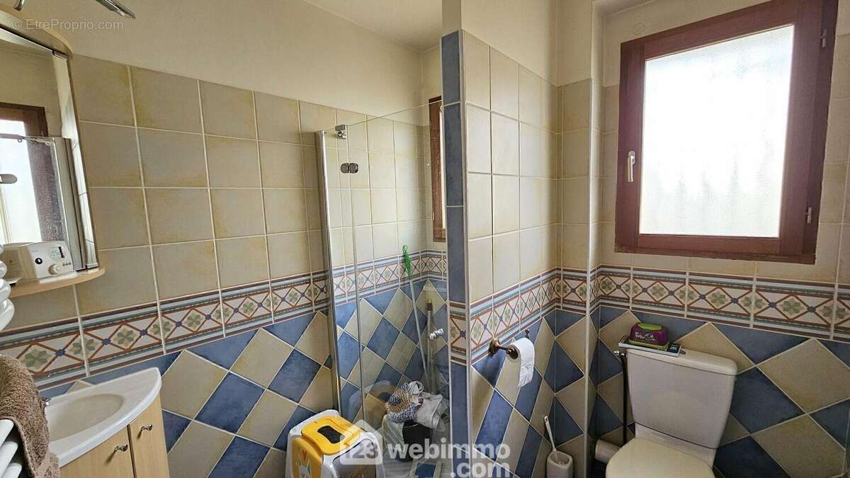 Au RDC, une salle d'eau/WC.