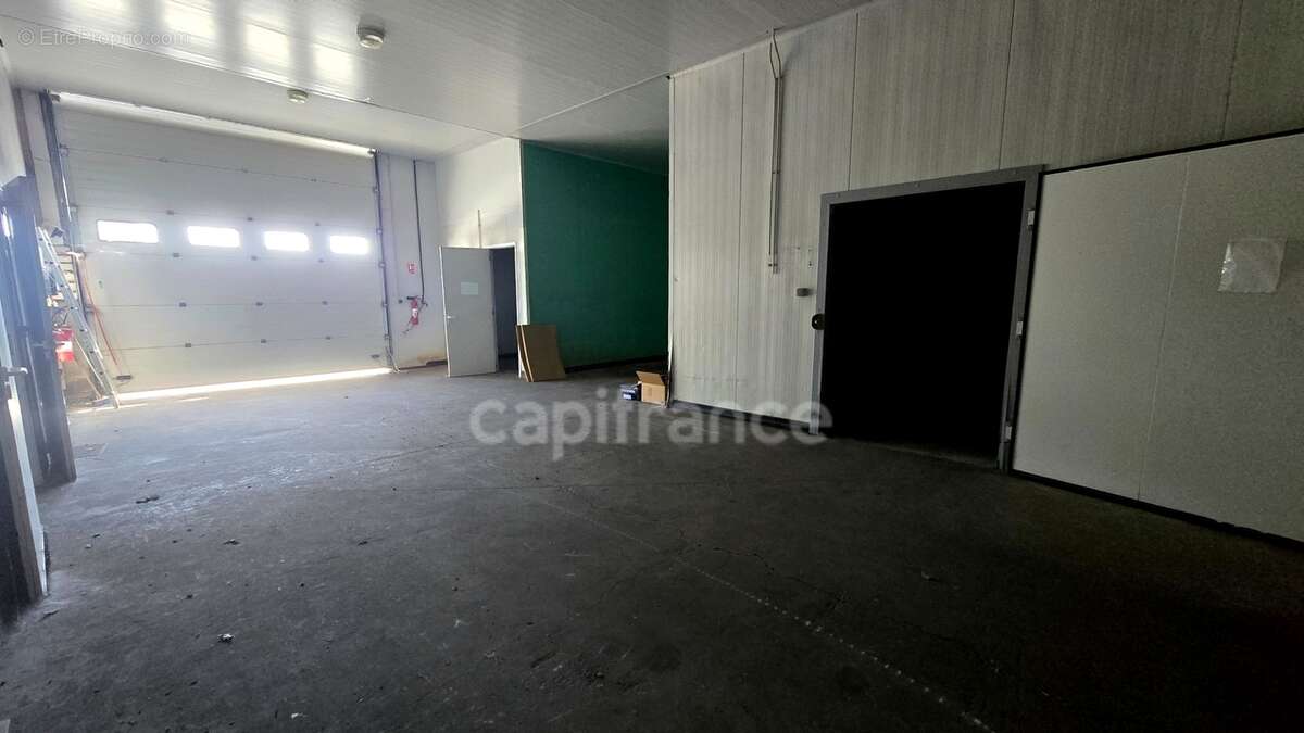 Local/bureau à vendre SOUBISE (17) 1600m² de surface développée - photo 6