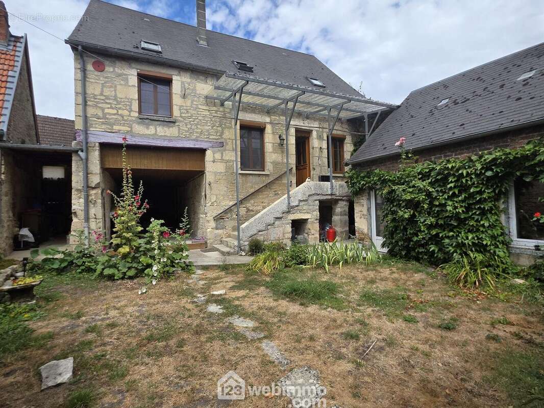 Commençons la visite par une première maison pleine de potentiel