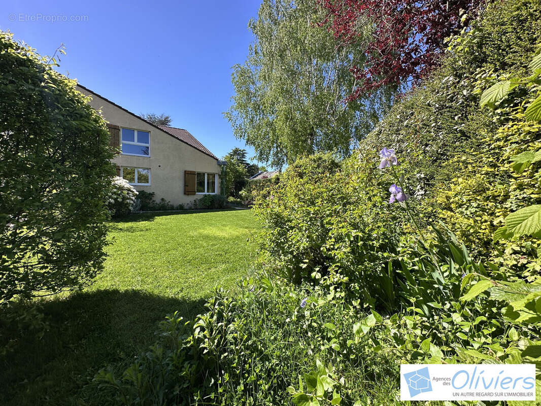 Maison à VOISINS-LE-BRETONNEUX