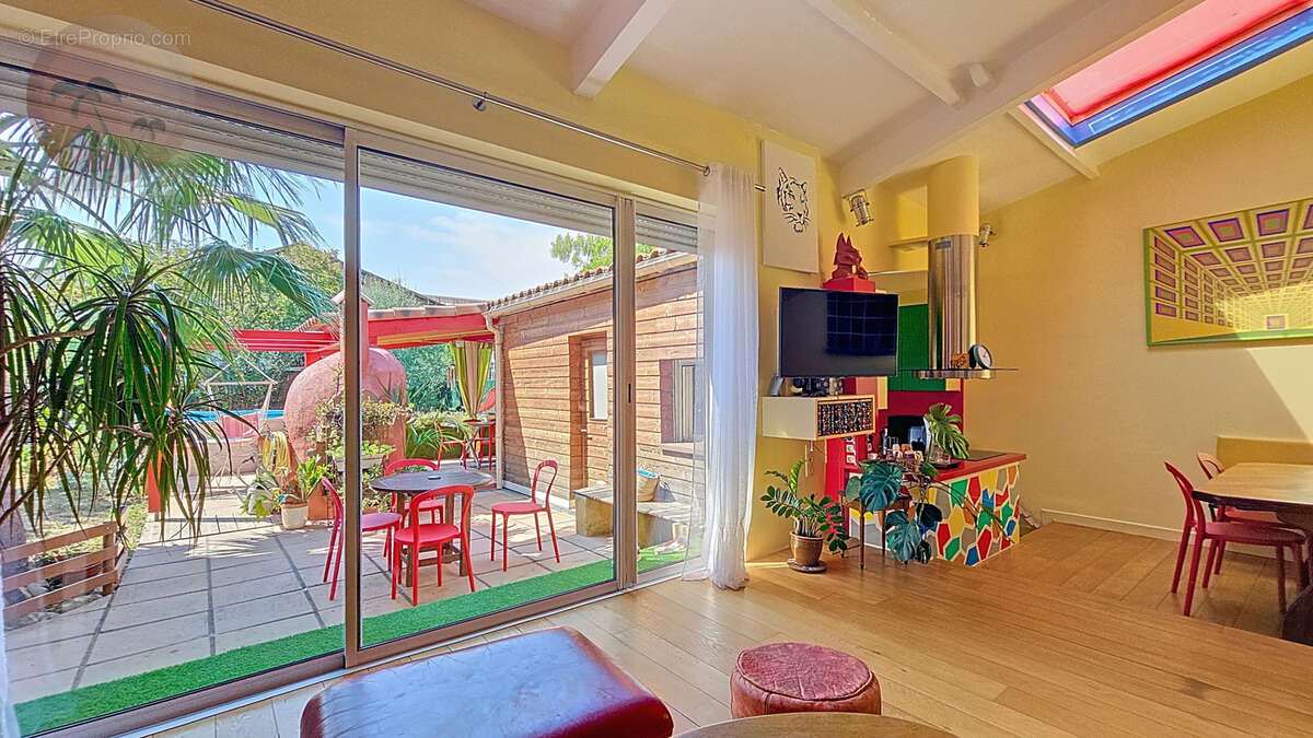 CANNES-LA-BOCCA à vendre maison 6 pièces de 131 m2 sur un terrain de 386 m2 avec piscine hors sol - photo 5