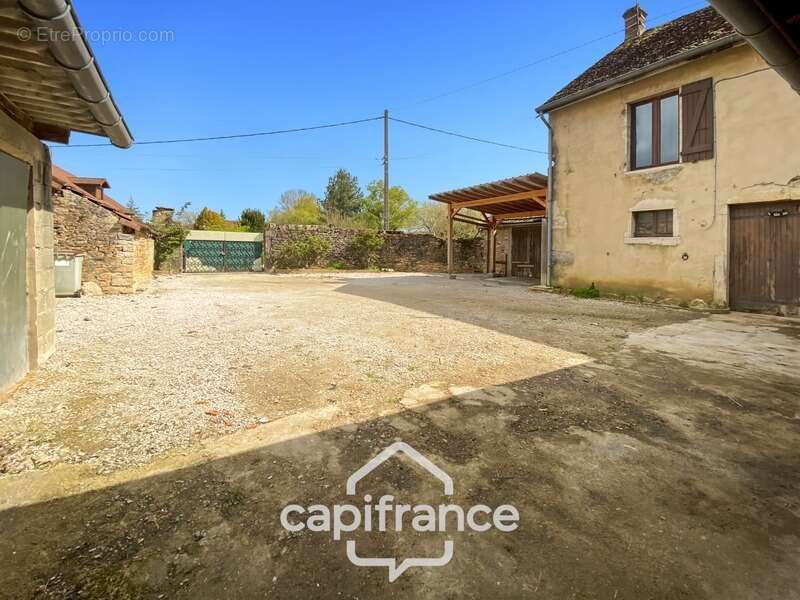 Maison en pierres à vendre -  5 pièces VERCIA (39) - 1309m² de terrain - Capifrance - Jérôme CESARIO - photo 3