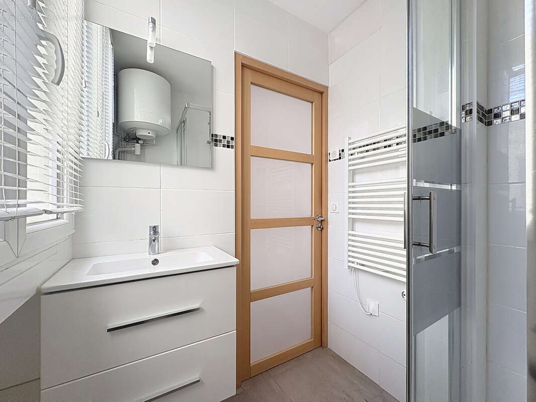 Studio pernety -gaite - refait à neuf  dernier etage - photo 6