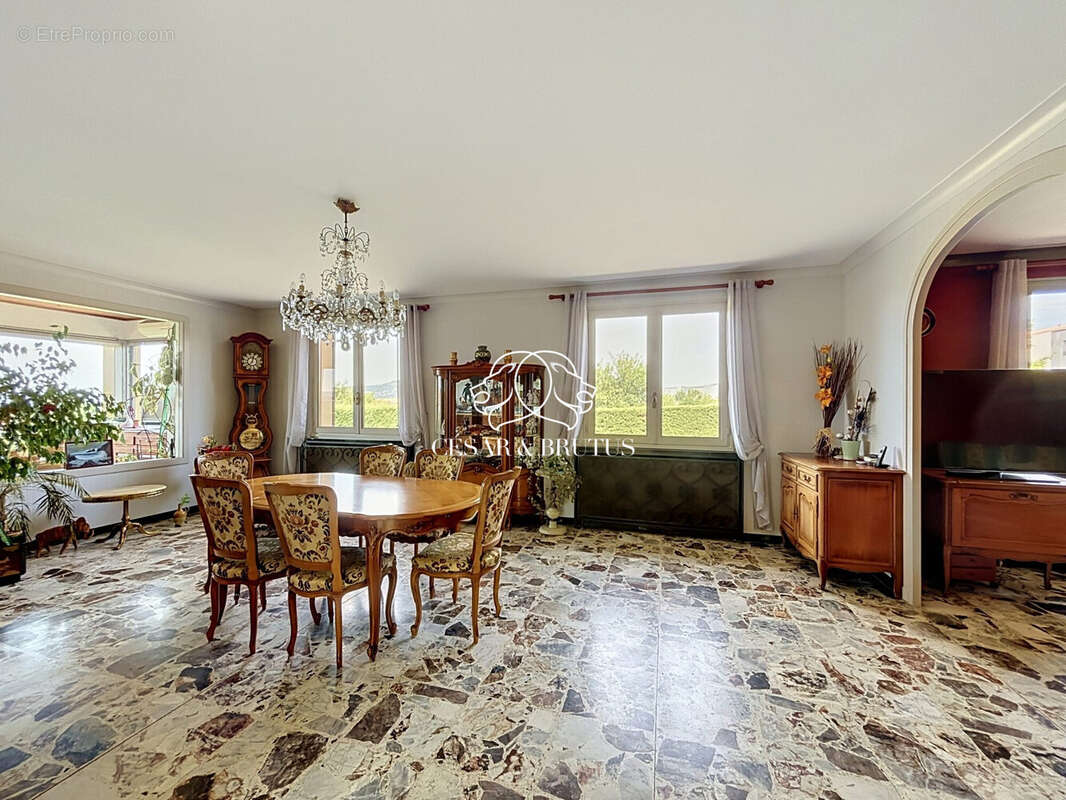 Maison à LA TOUR-DE-SALVAGNY