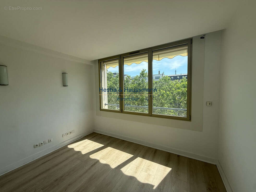 Commerce à PARIS-8E