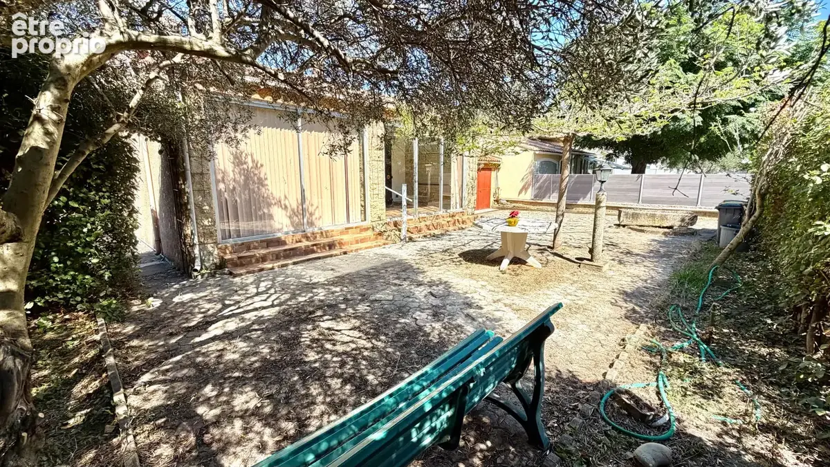 Maison de plain pied sur 428 m² de jardin clos et arboré. - photo 17