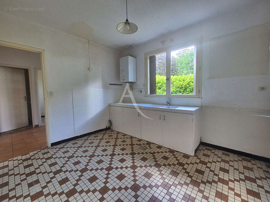Léognan  - Maison de 128m²  avec travaux sur une belle parcelle de plus de 1 000m² - photo 5