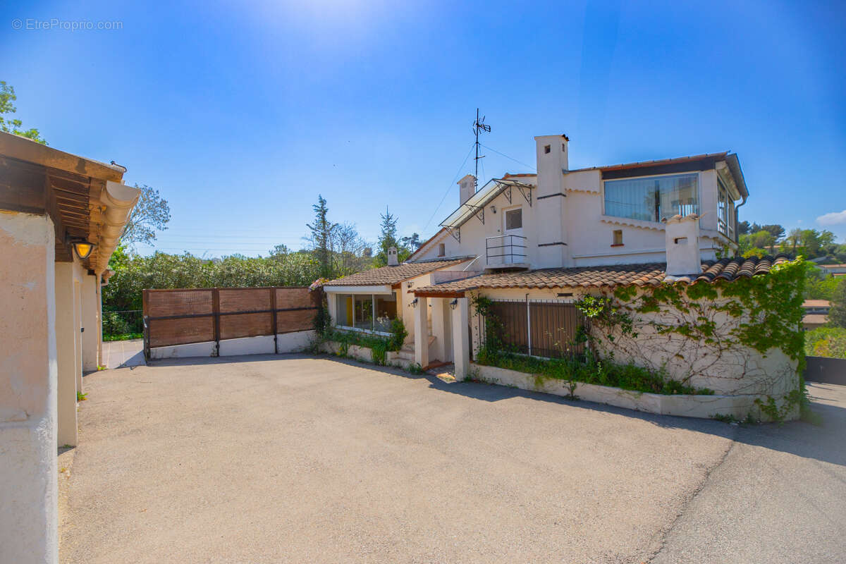 Maison à LA ROQUETTE-SUR-SIAGNE