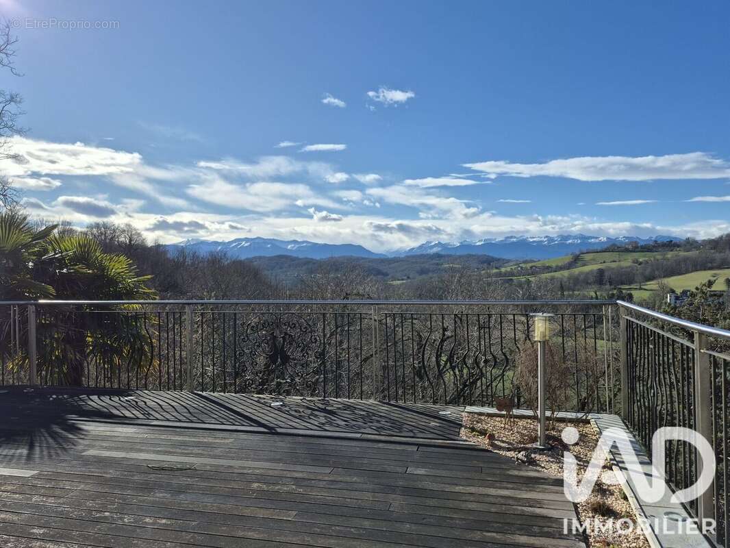 Maison 135 m² à Gelos  - photo 2