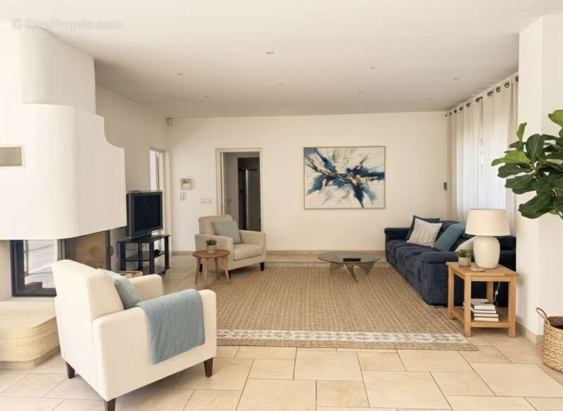 Villa Mandelieu-la-Napoule – Minelle – 300 m² – Terrain plat – Piscine – 4 suites – Triple garage - photo 5