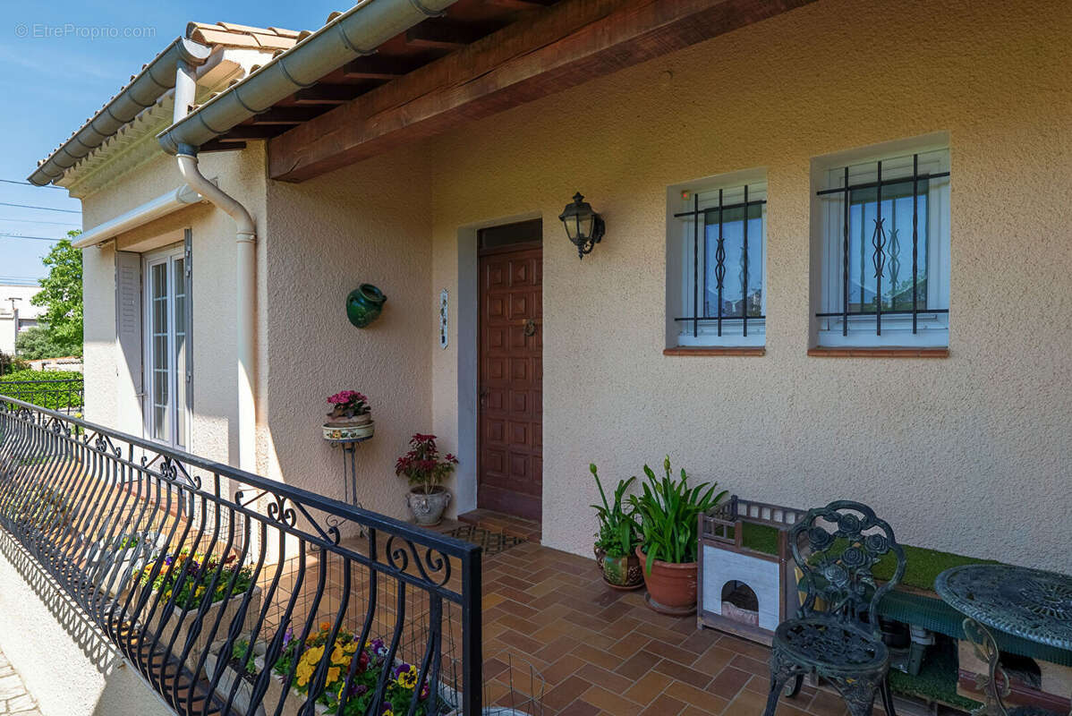 CARCASSONNE - TREBES - Villa T4 184m² (99m²) avec jardin, vaste sous-sol aménagé, garage, puits, PAC - photo 6