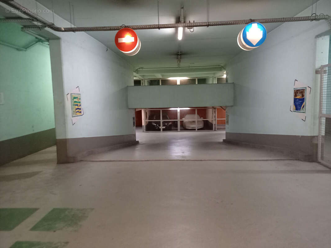 Parking à PARIS-16E