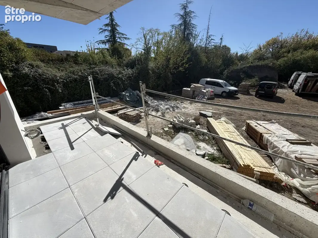 Appartement avec balcon - 2 Parkings sécurisés et notaire réduits - photo 6