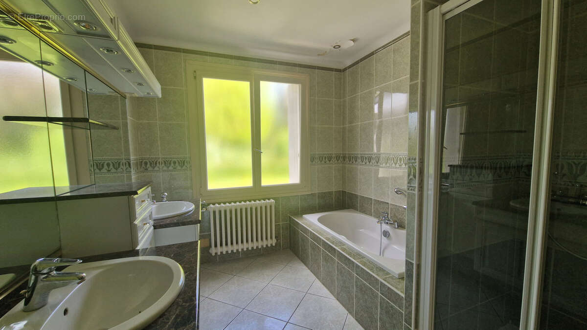 Maison à LE PUY-NOTRE-DAME