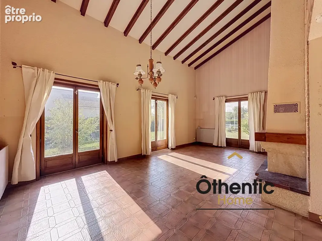 RARE MEYRIÉ   Maison avec séjour cathédrale, 3 chambres possible 4, mezzanine et terrain de 1 031 m2 - photo 8