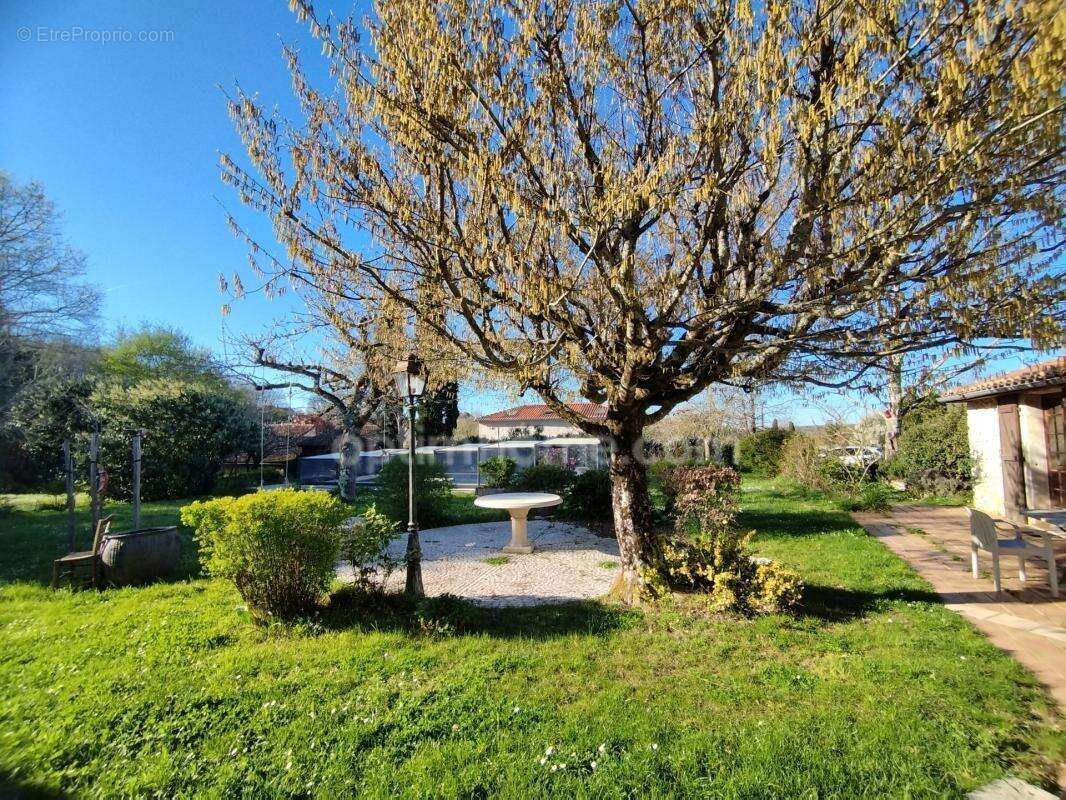 Charente, proche La Rochefoucauld, maison 200 m², piscine couverte avec terrain 5529 m² - photo 5