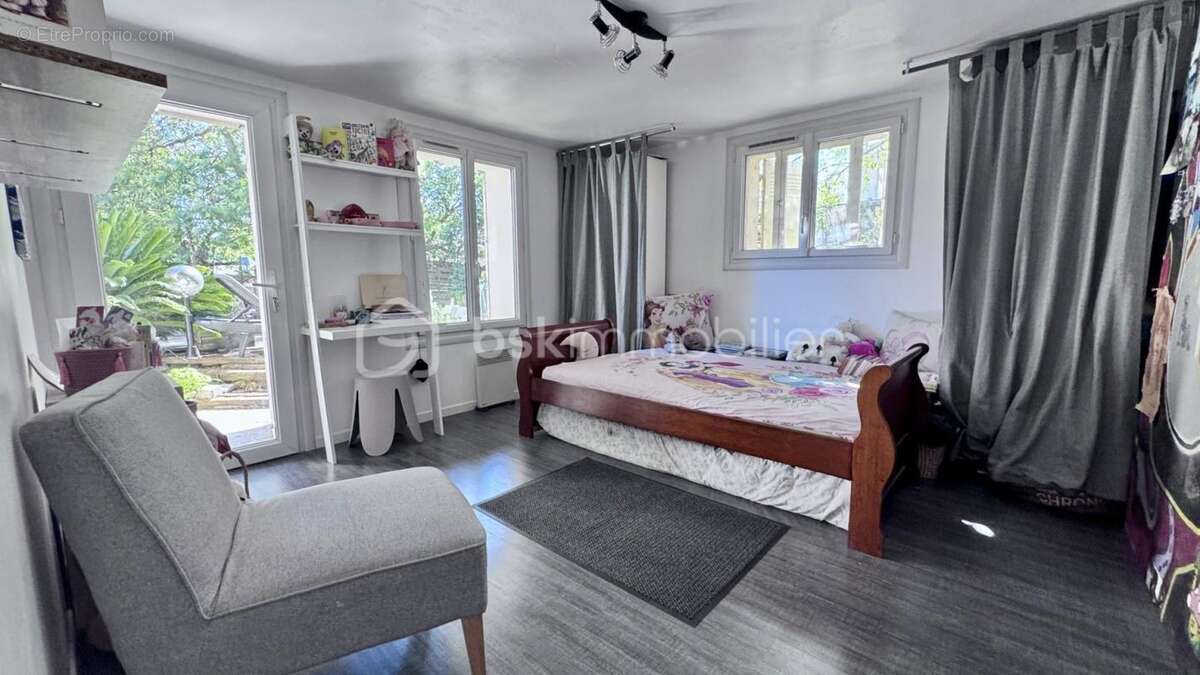 Achat Maison de caractère rénovée  179 m² 4 chambres Terrain arboré avec piscine à Toulon - photo 7