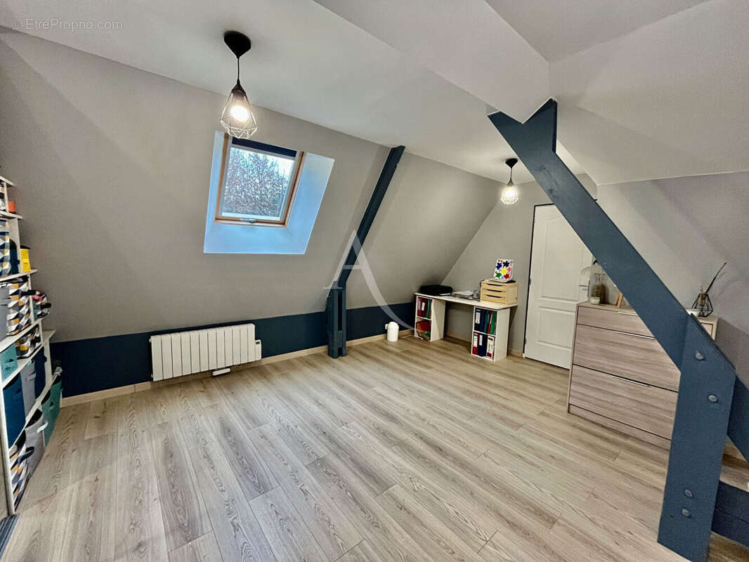 Maison à LA MADELAINE-SOUS-MONTREUIL
