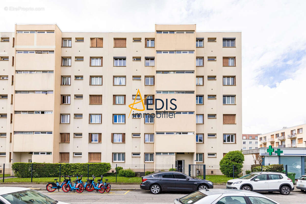 Avant immeuble - Appartement à ECHIROLLES