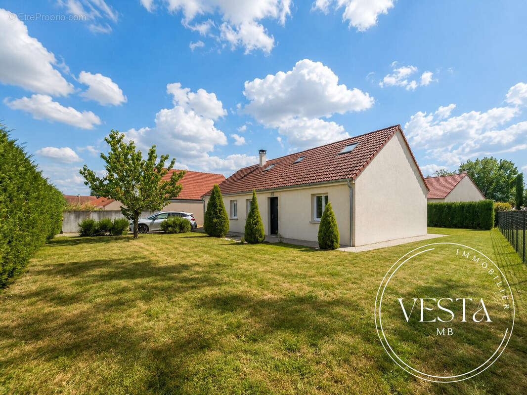 Maison 92 m² à Treclun  - photo 2