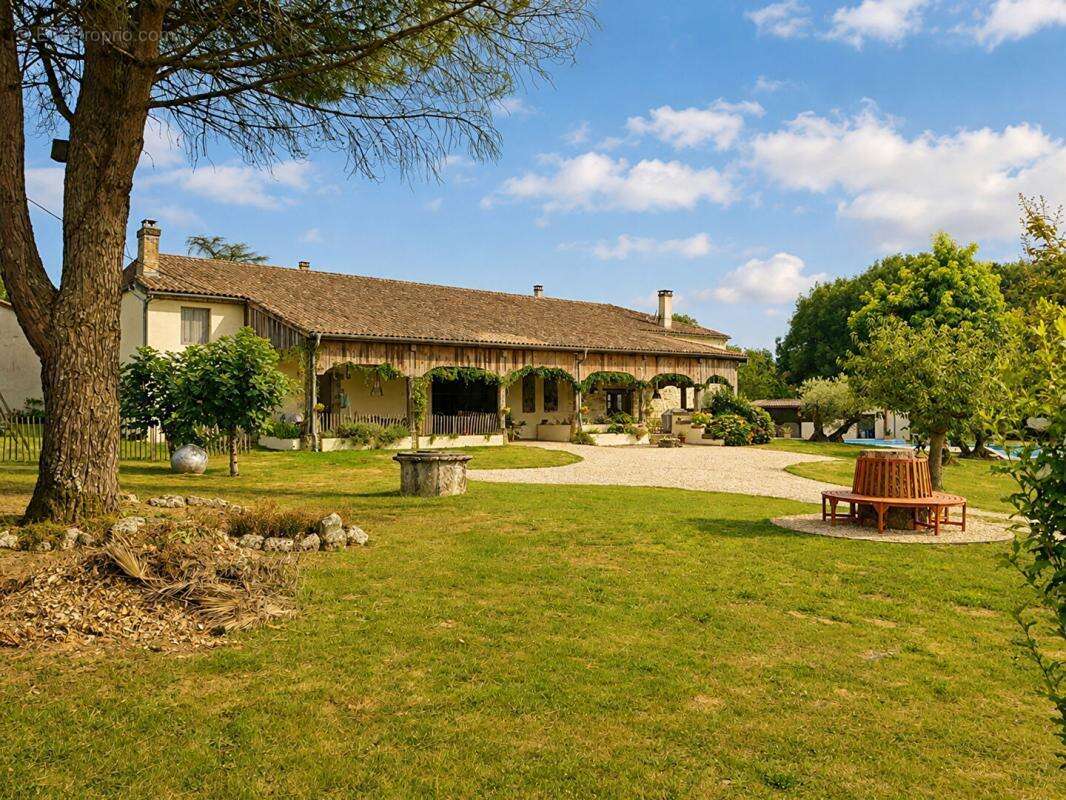 Ancienne grange rénovée avec gîte, grande piscine et vue panoramique - photo 2