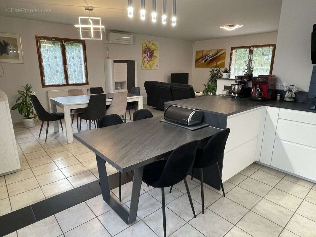 Maison à NIVOLAS-VERMELLE