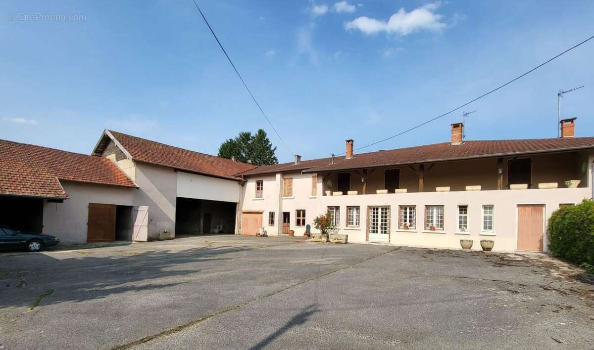 Maison à DOMPIERRE-SUR-VEYLE