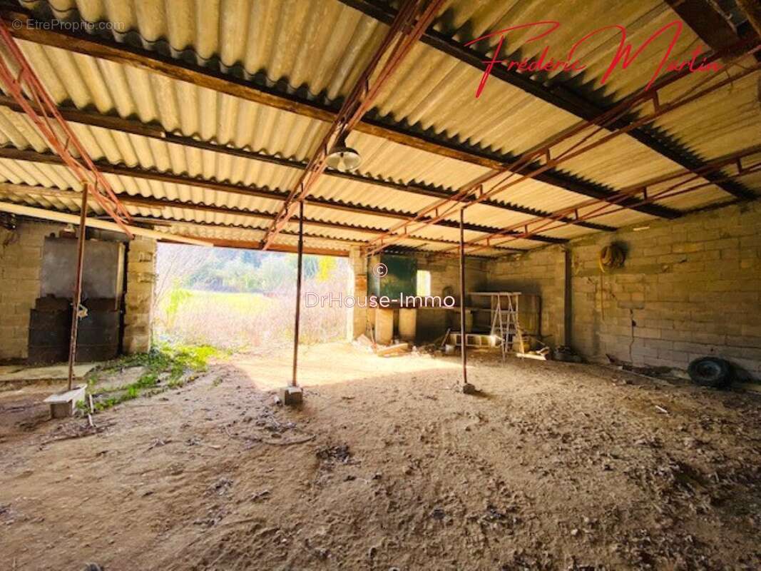 Terrain à SAINT-CHAPTES