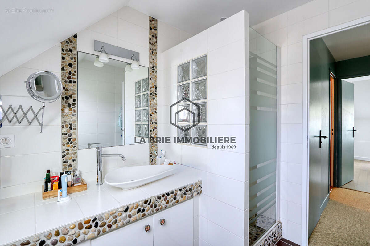 Maison à MANDRES-LES-ROSES