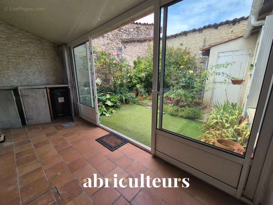 Maison de ville avec cour et véranda en vente à Cognac (16100) - photo 3